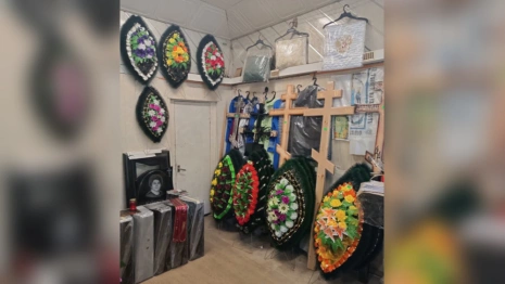 В Коврове ритуальная фирма выставила венки и гробы под окнами дома