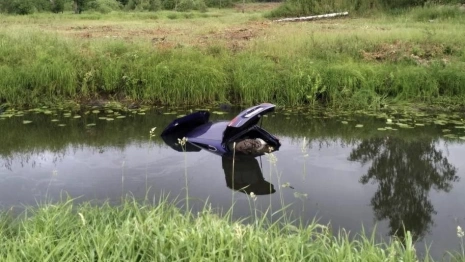 Во Владимирской области автомобилистка на иномарке улетела в пруд