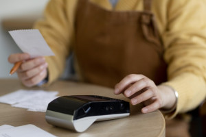 В Коврове продавец магазина аккумуляторов украл 470 тыс. рублей