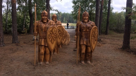 В парке Гусь-Хрустального поселились Черномор и богатыри