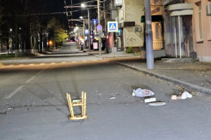 Во Владимире на улицу из окон выбросили мебель