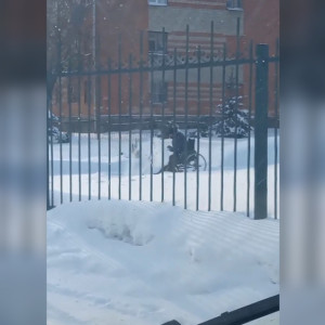 Во Владимире инвалид-колясочник расчистил дорогу у детского сада