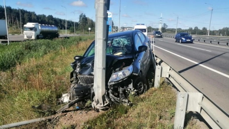 3 человека пострадали во влетевшей в столб иномарке во Владимирской области