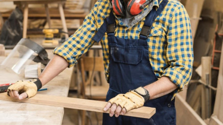 Во Владимире проработавшего три месяца столяра «кинули» на зарплату