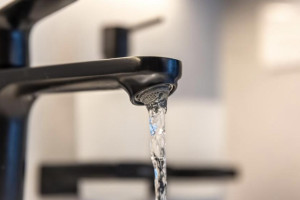 Жильцы одной из квартир в Кольчугино отсудили у затопивших их соседей 300 тыс. рублей