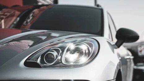 Во Владимире бизнесвумен на Porsche влетела в забор