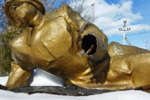 В Струнино неизвестные отрезали руку у памятника погибшим воинам