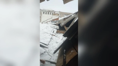 Сразу две крыши домов рухнули в Вязниках и Карабаново