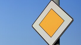 На дорогах Владимирской области установят 130 знаков и 434 метра пешеходных ограждений