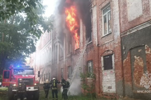 В Собинке мощный пожар охватил заброшенные казармы