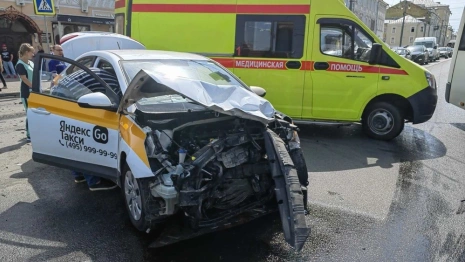 В центре Владимира такси влетело в иномарку