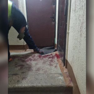 Во Владимире спасатели съехались к залитому кровью подъезду многоэтажки