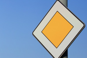 На дорогах Владимирской области установят 130 знаков и 434 метра пешеходных ограждений