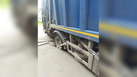 Во Владимире под асфальт ушел еще один мусоровоз