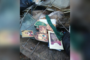 В Юрьев-Польском неизвестные выбросили иконы в мусорку