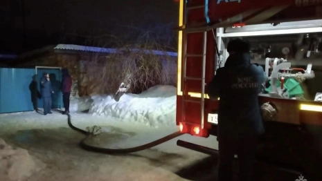 Спасатели вынесли мужчину из горящего дома во Владимирской области