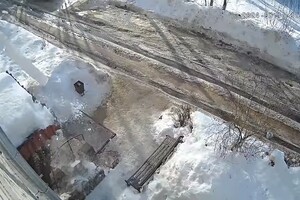 В Петушинском районе снежная глыба едва не убила мужчину с младенцем