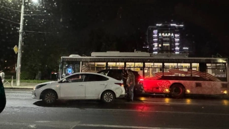 Во Владимире столкнулись 2 иномарки и троллейбус