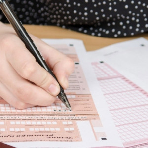 Две выпускницы школ во Владимирской области дважды сдали ЕГЭ на 100 баллов