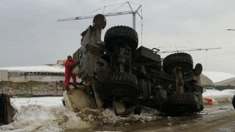 Во Владимирской области фура легла на бок