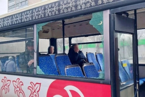 Во Владимире в автобусе с пассажирами вдребезги разбилось окно