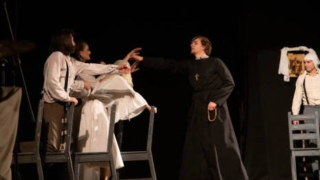 «Она живет ради Бога, я – для людей». Во Владимир привезли спектакль «Лев Толстой. Повесть»