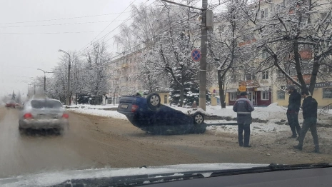 Во Владимире автомобиль влетел в столб и перевернулся  