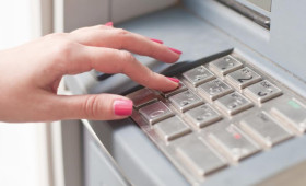 В Коврове 24-летняя товаровед магазина украла из сейфа 615 тыс. рублей