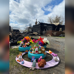 Владимирцы создали стихийный мемориал в память о погибшем на пожаре 9-летнем ребенке