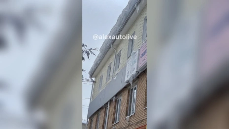 В Александрове крыши домов очистили от снега и наледи