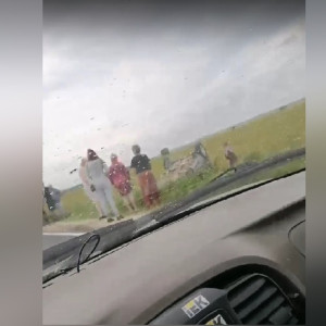 
Во Владимирской области машина вылетела с трассы в поле и перевернулась 