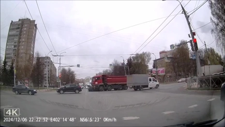 Момент ДТП со скорой и фурой во Владимире попал на видео