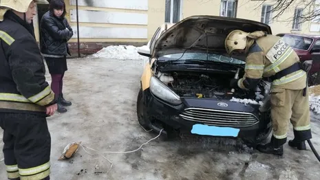 Во Владимире бригада спасателей отправилась тушить горящую машину
