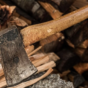 Во Владимирской области парень зарубил деда топором