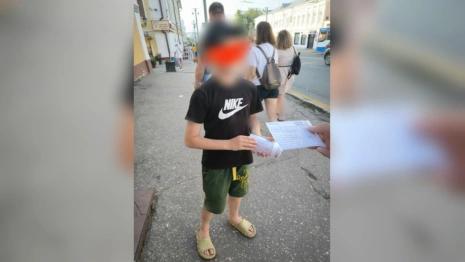 В центре Владимира ребенок распространял листовки с рекламой алкоголя