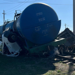 На переезде во Владимирской области товарный поезд раздавил грузовик
