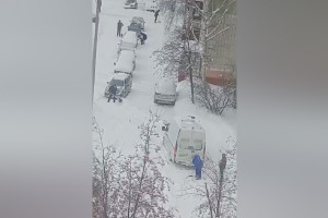 Жители Владимира рассказали о застрявшей в снегу машине скорой помощи