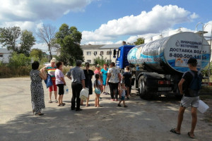 Жителям райцентра Владимирской области начали бесплатно раздавать воду