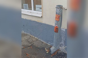 Во Владимире поймали незаконно расклеивающих объявления мужчин