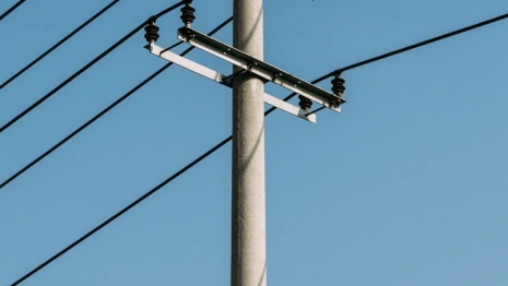 На трассе М-12 во Владимирской области водитель влетел в опору ЛЭП