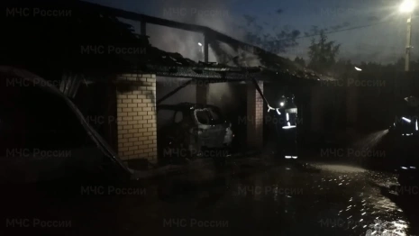 В деревне под Владимиром загорелись машины и частный дом