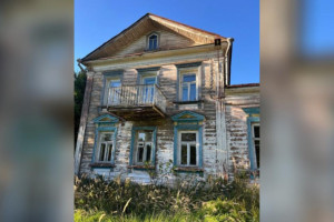В Кольчугино памятник культуры 19-го века превратился в разрушенный домишко