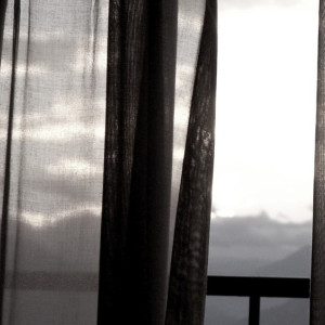 На балконе владимирской многоэтажки нашли повешенного мужчину