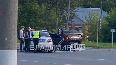 Во Владимире машина перевернулась при массовом ДТП на перекрестке
