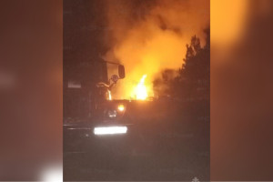 Во Владимирской области мощный пожар охватил дом и пристройку