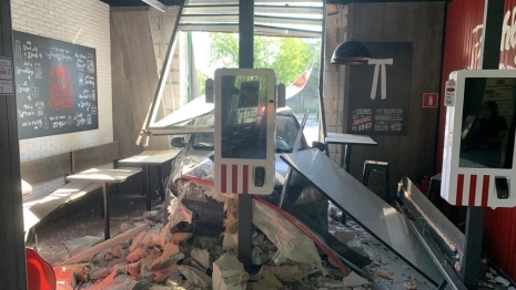 Во Владимире иномарка протаранила стену KFC