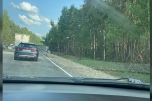 Во Владимирской области из-за массовой аварии на трассе перевернулся лесовоз