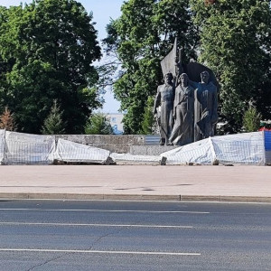 Во Владимире снова рухнуло ограждение на площади Победы