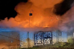 Во Владимирской области в полыхающих гаражах сгорела машина