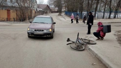 Во Владимире автомобилист сбил курьера «Самокат» на велосипеде
